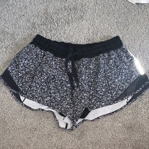 Lululemon low rise hotty hot shorts 2.5 inch